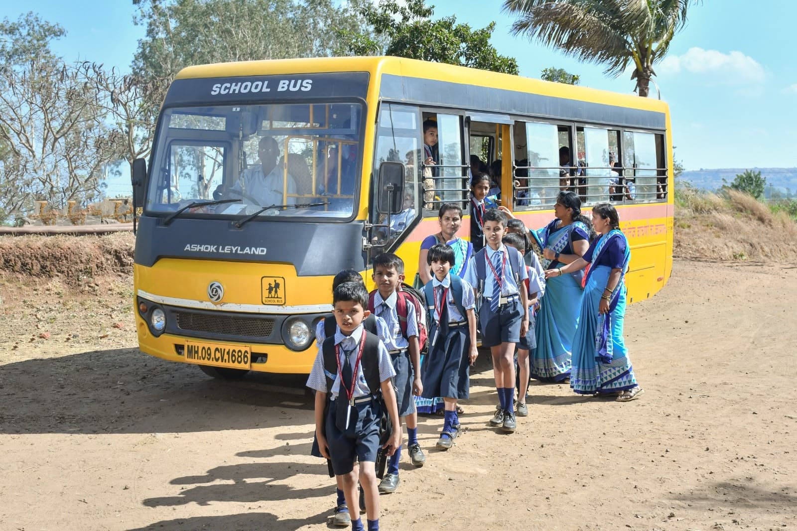 सुरक्षित शालेय बस सेवा